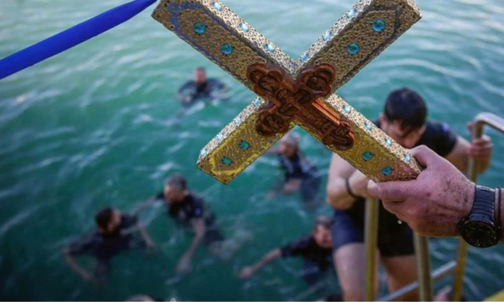 Ηράκλειο - Θεοφάνεια: Με μέτρα ο αγιασμός των υδάτων – Ο 16χρονος Γιάννης έπιασε τον σταυρό